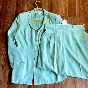 PISTACHIO GREEN VINTAGE ESCADA PANT SUIT